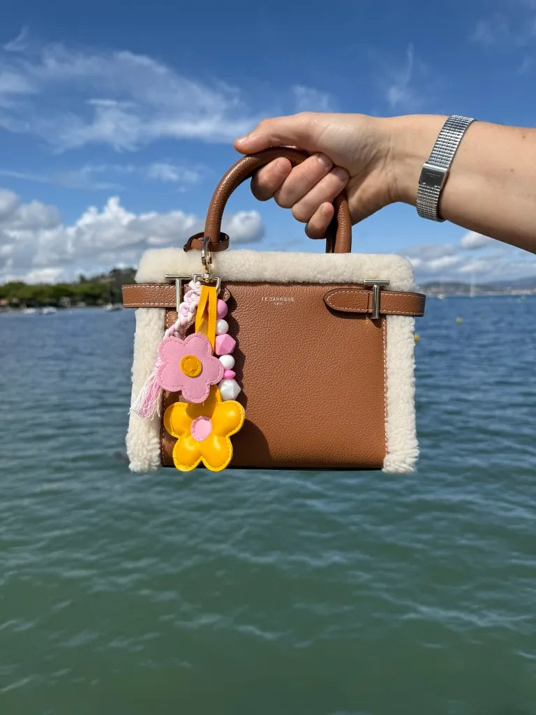 Bijou de sac artisanal avec fleurs colorées sur sac, accessoire fait main Atelier Aorée