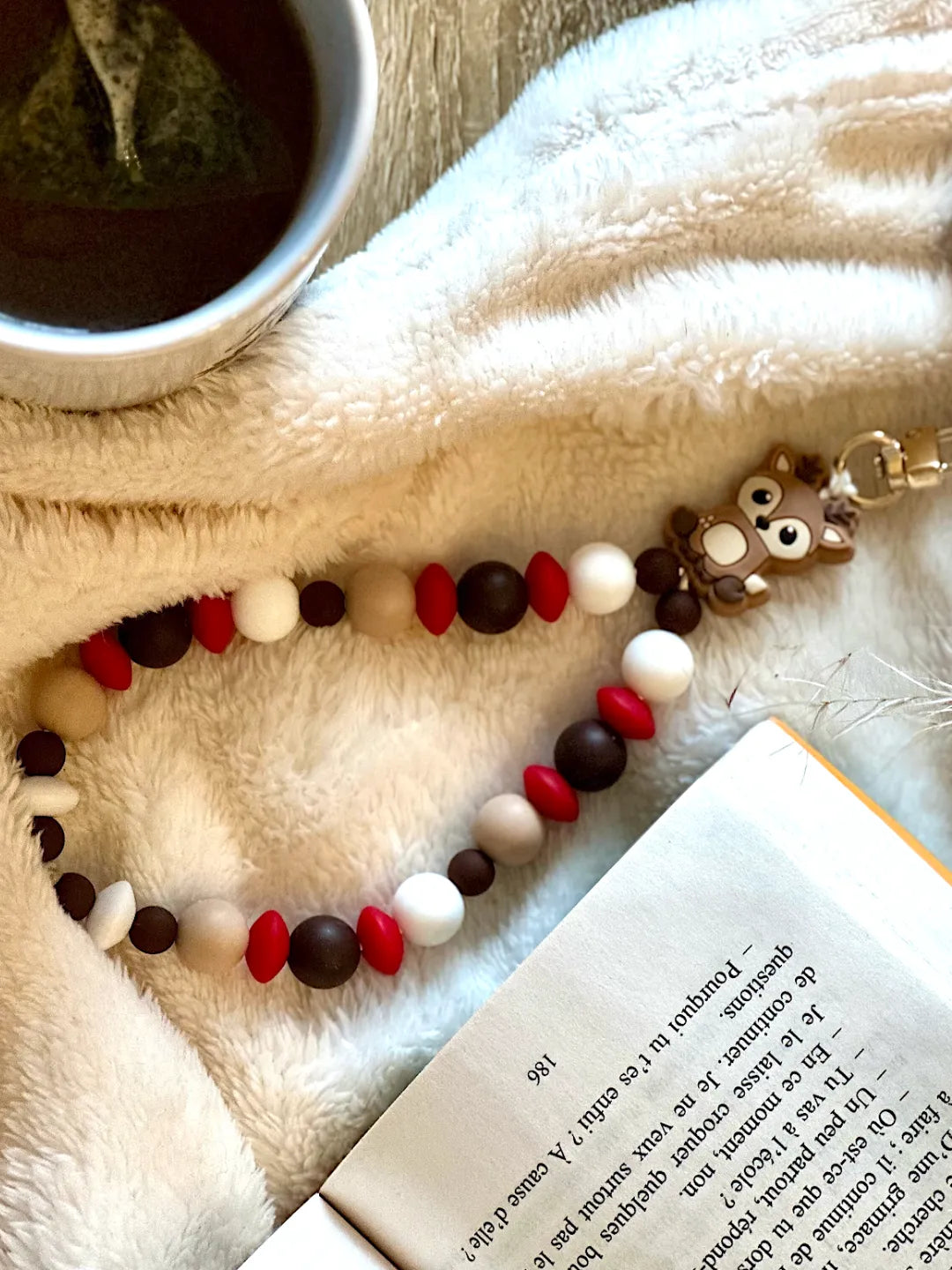 Bijou de téléphone en perles colorées fait main, accessoire artisanal Atelier Aorée